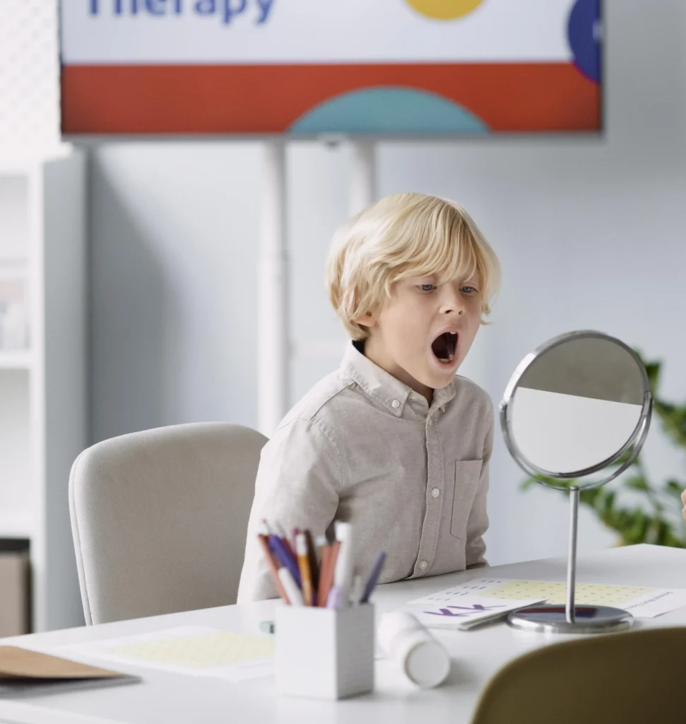 Chłopiec podczas terapii logopedycznej w gabinecie Logopedyczna Głoska – Sylwia Margas