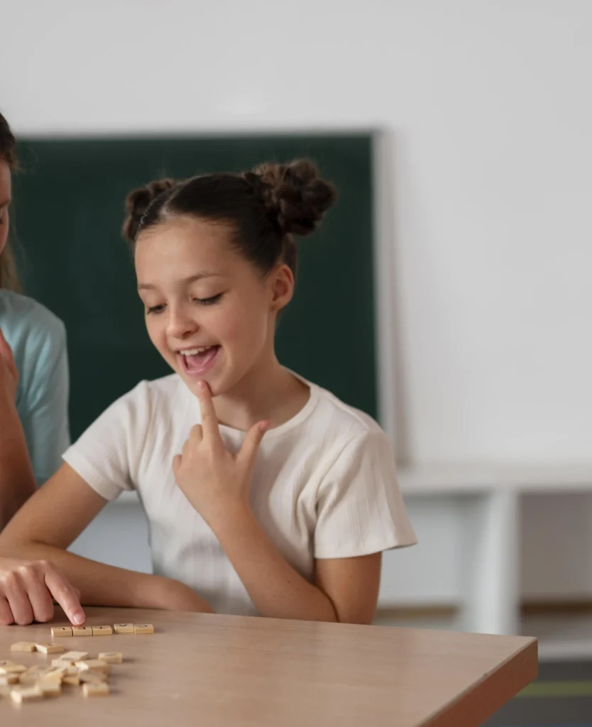 Dziewczynka podczas terapii pedagogicznej w gabinecie Logopedyczna Głoska – Sylwia Margas